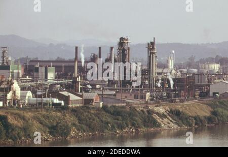 Foto aus den 1970er Jahren (1973) - Abendansicht der Chemieunternehmen Monsanto und FMC in Nitro WV am Kanawha-Fluss; von der Interstate 64 aus gesehen Stockfoto