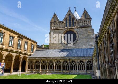 Gesamtansicht des Kapitelhauses und der Klöster in der Lincoln Cathedral, Lincoln, Lincs., UK. Stockfoto