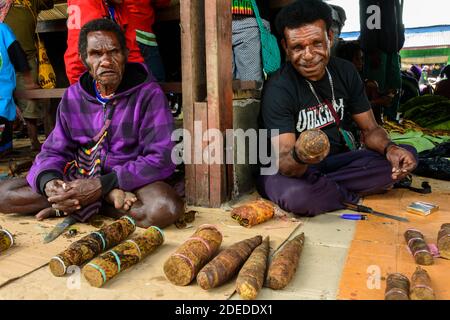 Großer Markt in Wamena, West Papua, Indonesien. Verkauf von Tabak Stockfoto