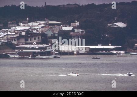 1970s Photos (1973) - Bagnell Dam Ende des 'The Strip'; ein kilometerlanges kommerzielles 'Funland', das sich entlang der Berggipfel südlich des Damms schlängelt. Diese Ansicht zeigt Casino Pier; Basis für Ausflugsboote; Sightseeing Float Flugzeug und Hubschrauber (Lake of the Ozarks Missouri Gegend) " Stockfoto