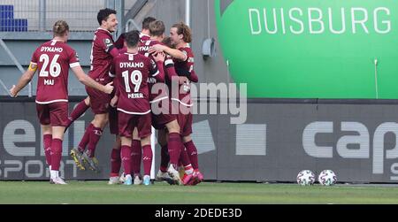 Stadt Duisburg, Deutschland. 29. Nov, 2020. firo: 29.11.2020 Fußball, 3. Bundesliga, Saison 2020/2021, MSV Duisburg - Dynamo Dresden 0: 3 Jubilation Dresden mit DAFERNER und WEIHAUCH Quelle: dpa/Alamy Live News Stockfoto