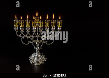 Jüdische traditionelle Lichter Feiertag Symbol Judentum Hanukkah menorah mit sind Brennende Ölkerzen Stockfoto