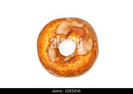 Ein Vanillekuchen auf weißem Hintergrund in einem Top Anzeigen Stockfoto