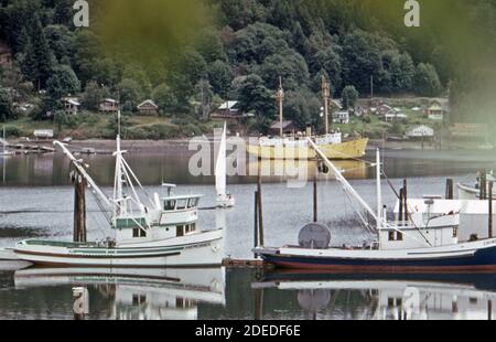 Foto der 1970er Jahre (1973) - Lachsfischboote im Hafen von Gig Eine kleine Fischergemeinde im südlichen Puget Sound Stockfoto