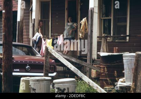 1970er Foto (1973) - Rand WV; mit einem Großteil der Bevölkerung lebt in Armut; hat viele unbefestigte Straßen und minderwertigen Häusern und gezackte Autos Stockfoto