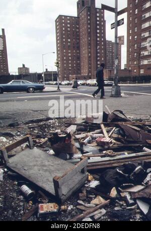 1970er Foto - (1973) - leeres Grundstück mit Müll an der 108th Street und Lexington Avenue; Manhattan Stockfoto