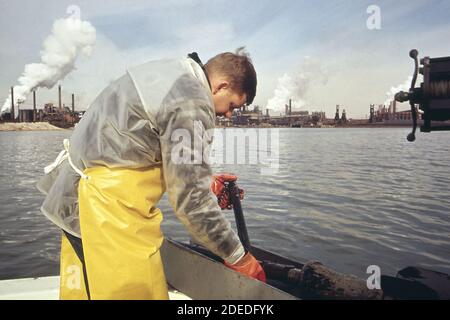 Ron jones, ein Mitglied des EPA-Außenbüros Annapolis, nimmt Bodenproben aus dem Gebiet in der Nähe des Bethlehem-Stahlwerks in Sparrows Point. Ca. 1973 Stockfoto