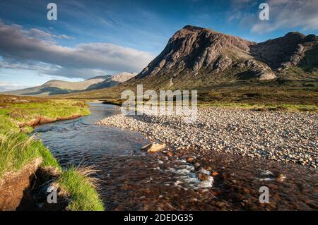 Glencoe ist ein weltbekanntes Gebiet für Klettern und Bergsteigen. ... Die Westwand von Aonach Dubh ist exponiert und einschüchternd, hält aber klassisch Stockfoto