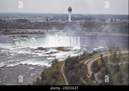 '1970er Photo (1973) - Canadian; oder ''Horseshoe Falls;'' aus der Luft gesehen. Im Hintergrund ist der Aussichtsturm auf der kanadischen Seite des Niagara River' Stockfoto