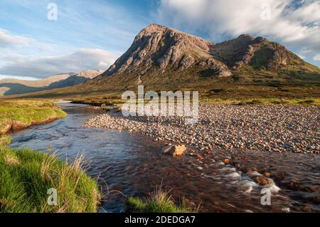 Glencoe ist ein weltbekanntes Gebiet für Klettern und Bergsteigen. ... Die Westwand von Aonach Dubh ist exponiert und einschüchternd, hält aber klassisch Stockfoto