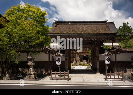 Horizontale Frontalansicht des offenen Sojiin buddhistischen Tempel Gästehaus Eingangstor, Koyasan, Japan Stockfoto