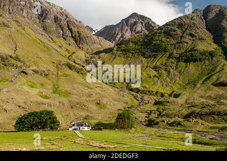 Glencoe ist ein weltbekanntes Gebiet für Klettern und Bergsteigen. ... Die Westwand von Aonach Dubh ist exponiert und einschüchternd, hält aber klassisch Stockfoto