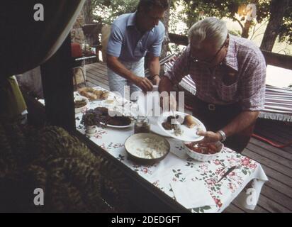 Fotos der 1970er Jahre (1973) - Gäste dienen sich selbst auf einer Party, die von einem pensionierten Werbeleiter in seinem Lake Ozark Haus im ''Land der fünften Staffel'' gegeben wird; eine hochpreisige Wohnanlage (Lake of the Ozarks Missouri Area) ' Stockfoto