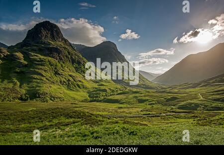 Glencoe ist ein weltbekanntes Gebiet für Klettern und Bergsteigen. ... Die Westwand von Aonach Dubh ist exponiert und einschüchternd, hält aber klassisch Stockfoto