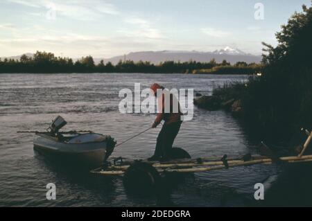 Foto der 1970er Jahre (1973) - Lachsangeln am unteren Skagit Fluss in der Nähe von La Conner Stockfoto