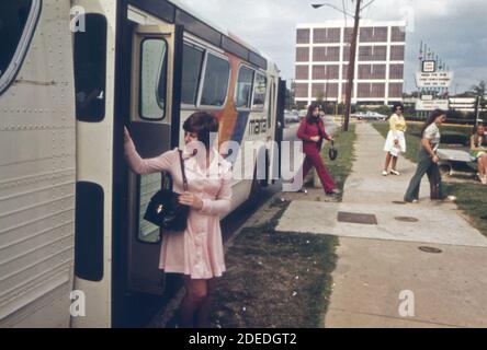 Passagiere verlassen einen Metropolitan Atlanta Rapid Transit Authority (MARTA) Bus in Atlanta; Georgia. Ca. 1974 Stockfoto