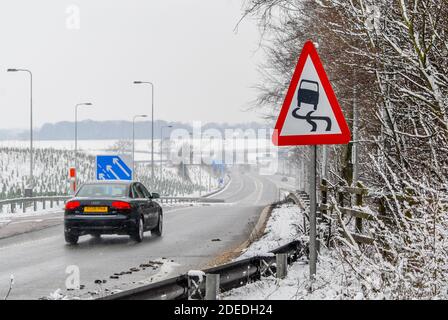 Winterfahren (Schnee): Fahren Sie auf der Autobahn an der Zufahrtsstraße in Richtung Norden auf die M40, Abfahrt 4. High Wycombe, Buckinghamshire, England. Stockfoto