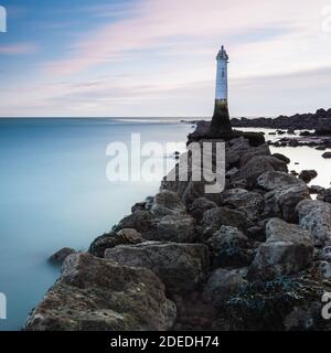 Langzeitbelichtung von Leuchtturm in Low Tide in Shaldon in Devon in England, Großbritannien, Europa Stockfoto