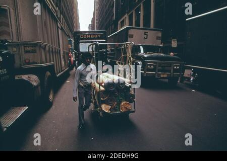 1970er Foto (1973) - EIN häufiger Anblick in Midtown Manhattan Berühmter Bekleidungsbezirk (zwischen Broadway und Eighth Avenue) (New York City) Stockfoto