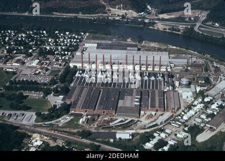 1970er Foto (1973) - die Libby-Owens-Ford Glasfirma auf der Kanawha River in Kanawha City Stockfoto