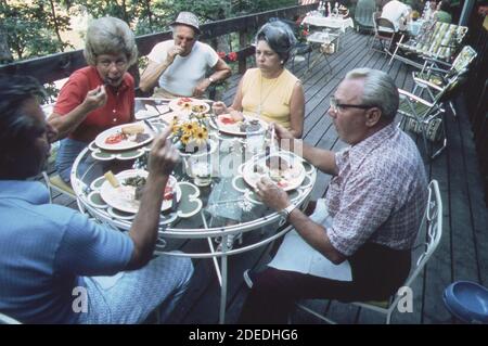 '1970er Fotos (1973) - Informelles Essen bei einer Party in einem Haus von ''Land der fünften Saison''; eine Lake Ozark Entwicklung von hochpreisigen Ferienhäusern (Lake of the Ozarks Missouri Gegend) ' Stockfoto