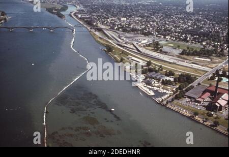 1970s Photo (1973) - Wasserweg an Buffalo's nördlicher Uferpromenade am Niagara River. Er bildet einen Teil der Grenze zwischen den Vereinigten Staaten und Kanada; der Fluss verbindet Lake Erie und Lake Ontario Stockfoto