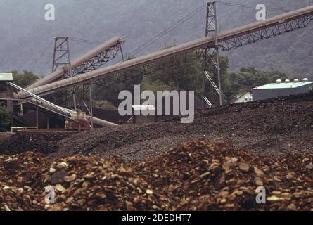 1970er Foto (1973) - der große Schlackenstapel im Vordergrund Wurde mit Schmutz bedeckt, um den Staub zu halten Im Valley Camp Kohleunternehmen Stockfoto