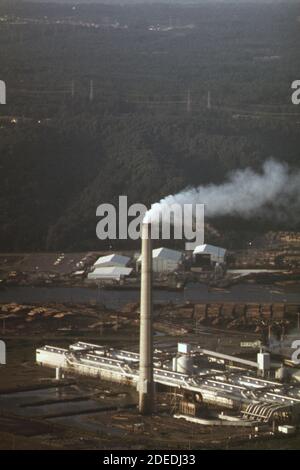 1970er Foto (1973) - Rauchschornstein der Aluminiumschmelzanlage (Bundesstaat Washington) Stockfoto