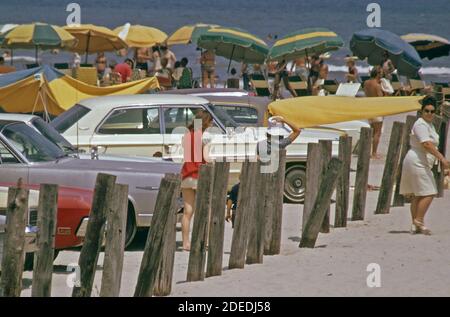 Foto der 1970er Jahre (1973) - Wind, Sand und Autos - stewart, oder East Beach, auf Galveston Island' Stockfoto