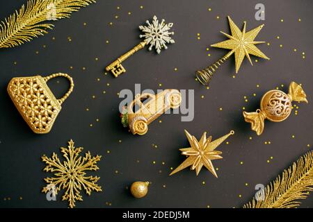 Schöne goldene funkelnde Weihnachtsdekoration auf schwarzem Glitzer Hintergrund Stockfoto