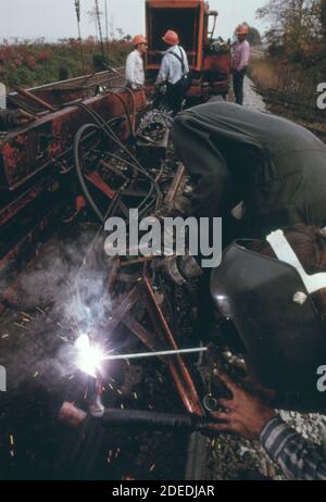 Southern Railway Gleisreparatur Crew Reparatur-Ausrüstung verwendet, um die Verlegung von Viertel Meile langen Abschnitten der geschweißten Gleis auf der Firma-Vorstraße. Ca. 1974 Stockfoto