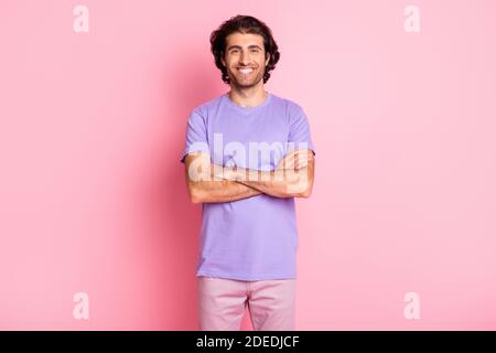 Foto von fröhlichen jungen Mann gute Laune kreuzte die Hände Tragen Sie casual Outfit isoliert auf hellen rosa Farbe Hintergrund Stockfoto