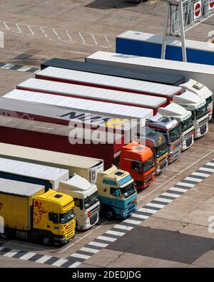 Lastwagen warten auf die Fähre am Hafen von Dover von oben Stockfoto