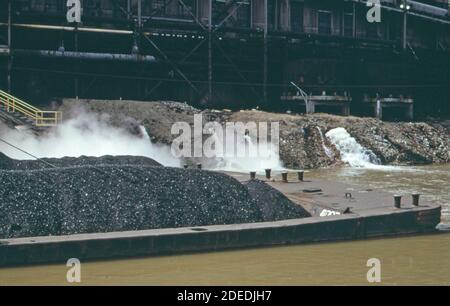 1970er-Jahre Foto (1973) - heißes Wasser fließt vom Werk South Charleston West Virginia des FMC-Konzerns in den Kanawha River. Es ist destilliertes Wasser, das zur Kühlung verwendet wurde. Zwischen South Charleston West Virginia und blaine Island Stockfoto