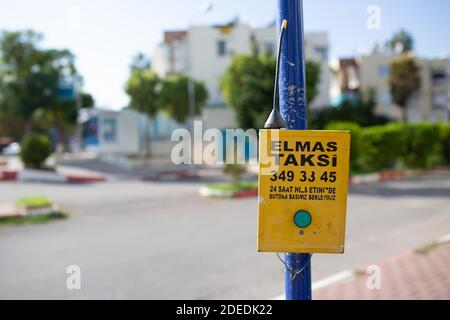 Die Taxiservice-Taste befindet sich außerhalb der Türkischen Straße Stockfoto