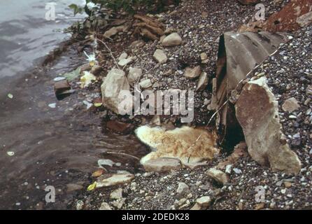 1970er-Jahre Foto (1973) - unbehandeltes Abwasser fließt in die Kanawha Fluss bei Glen Ferris Stockfoto