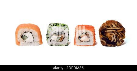 Vier Maki-Rollen in einer Reihe mit Lachs und Gurke auf weißem, isoliertem Hintergrund. Frische Hosomaki-Stücke mit Reis und Nori. Nahaufnahme von köstlichen japanes Stockfoto