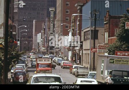 1970er Foto (1973) - Capitol Street in der Innenstadt von Charleston West Virginia von der Eisenbahn aus gesehen und in Richtung der Kanawha River Stockfoto