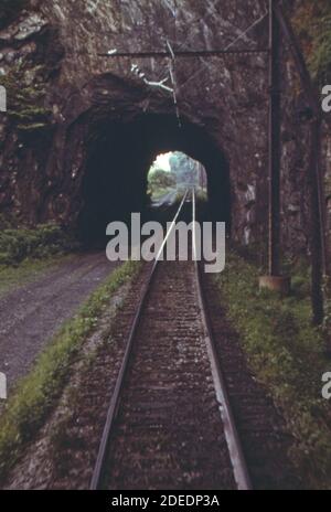 Amtrak-Personenzug unterwegs von Harrisburg Pennsylvania; nach Baltimore; Maryland; durchläuft einen kurzen Tunnel. Ca. 1974 Stockfoto