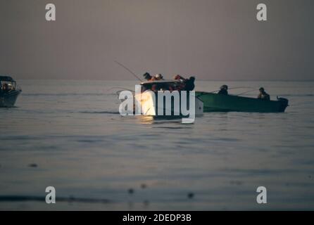 1970er Foto (1973) - Lachs Fischer am Abend Angeln die Straße von Juan de Fuca Stockfoto