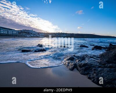 St. Ives Porthmeor Beach Sonnenuntergang Makrele Sky Stockfoto