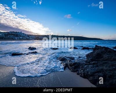 St. Ives Porthmeor Beach Sonnenuntergang Makrele Sky Stockfoto