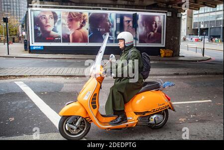 Plakate für die Krone - Netflix umstrittene tv-Serie 4 An der Waterloo Station in London heute, wo die 3d-Schriftzug Scheint gestohlen worden zu sein Stockfoto