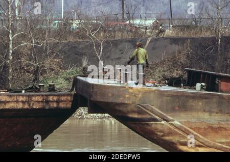 1970er Foto (1973) - Kähne auf dem Kanawha River in der Nähe South Charleston West Virginia Stockfoto