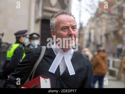 Bild zeigt: Jonathan Laidlaw QC, der Anwalt im Fall von PC Harper verfolgt Lissie Harper, Witwe von PC Andrew Harper, kommt am High Court an Stockfoto