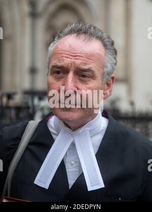 Bild zeigt: Jonathan Laidlaw QC, der Anwalt im Fall von PC Harper verfolgt Lissie Harper, Witwe von PC Andrew Harper, kommt am High Court an Stockfoto