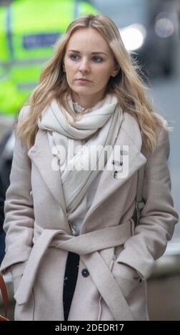 Bild zeigt: Lissie Harper, Witwe des PC Andrew Harper kommt heute mit seinen Polizeiabzeichen 30/11/20 als drei Teenager am High Court in London an Stockfoto