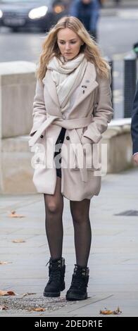 Bild zeigt: Lissie Harper, Witwe des PC Andrew Harper kommt heute mit seinen Polizeiabzeichen 30/11/20 als drei Teenager am High Court in London an Stockfoto