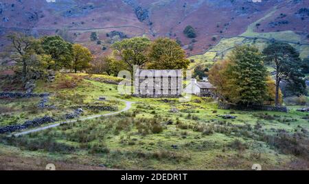 Alte Bauernhäuser und Steinscheune in Oak Howe auf dem Cumbria Way in Great Langdale im Lake District National Park, Cumbria, England Stockfoto