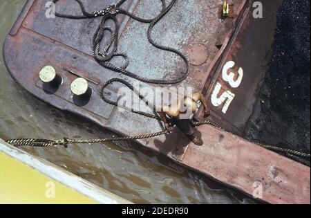 1970er-Jahre Foto (1973) - EIN Coalburger Schlepper und acht Kohlehähne gehen stromabwärts durch die londoner Schleusen; eines von drei Schleusenanlagen am Kanawha River. Stockfoto